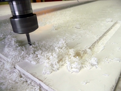 В пластике 20 мм фрезеруется углубление